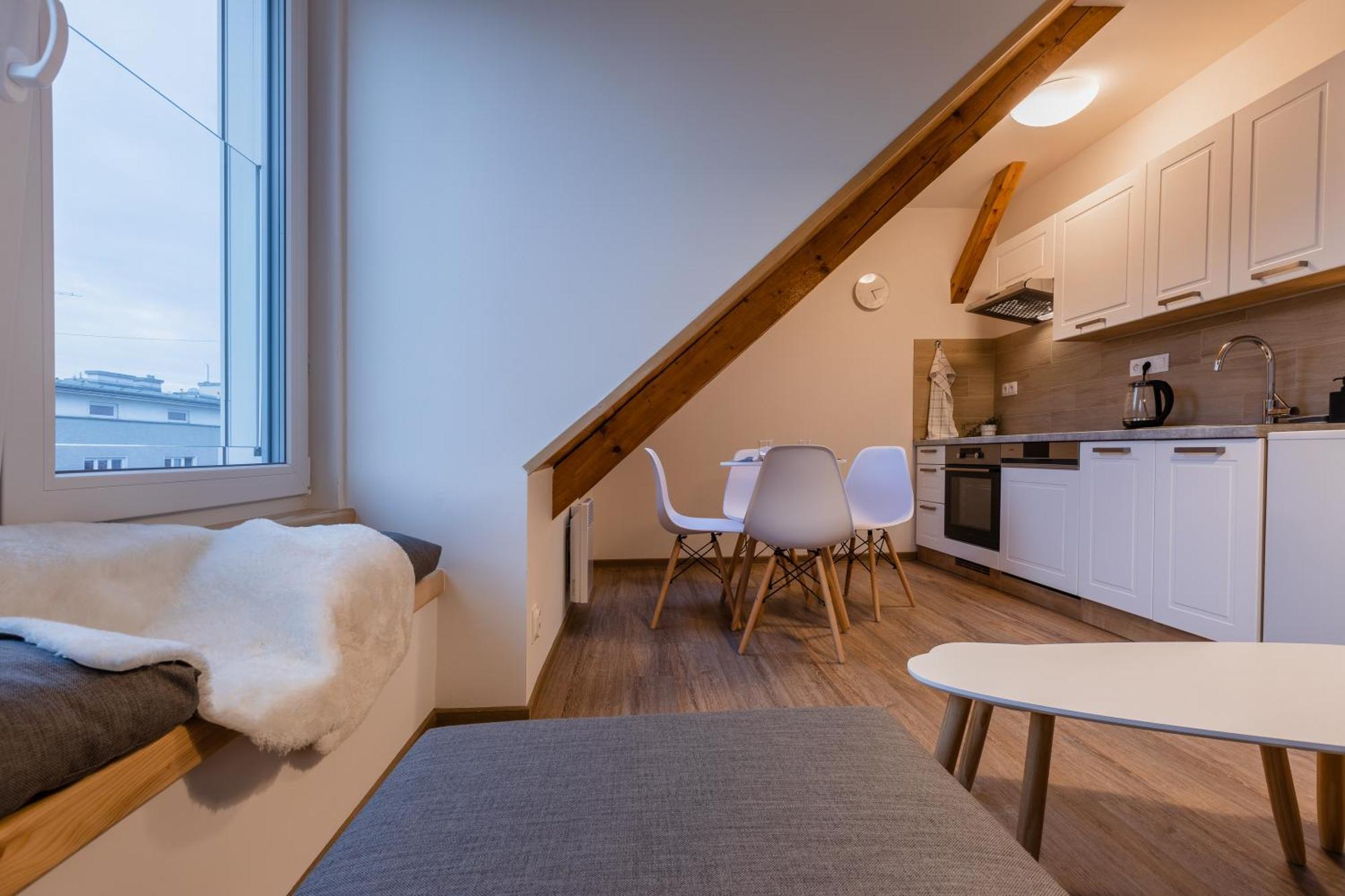 Romanticky Loft Parking U Hlavniho Nadrazi オロモウツ エクステリア 写真