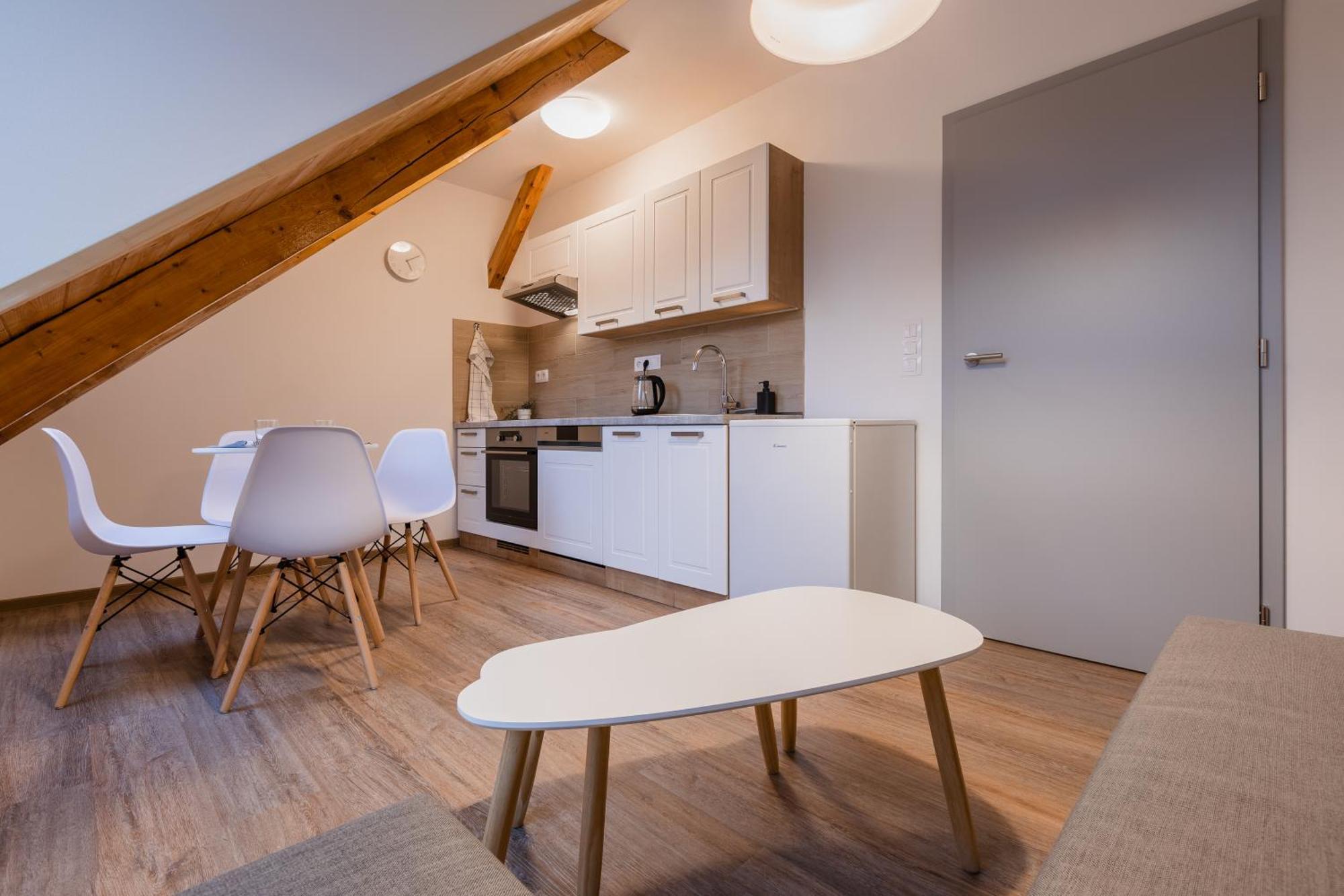 Romanticky Loft Parking U Hlavniho Nadrazi オロモウツ エクステリア 写真